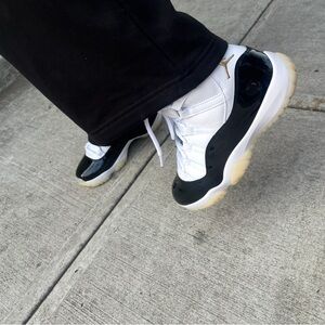 Jordan Sneakers Black White Gold